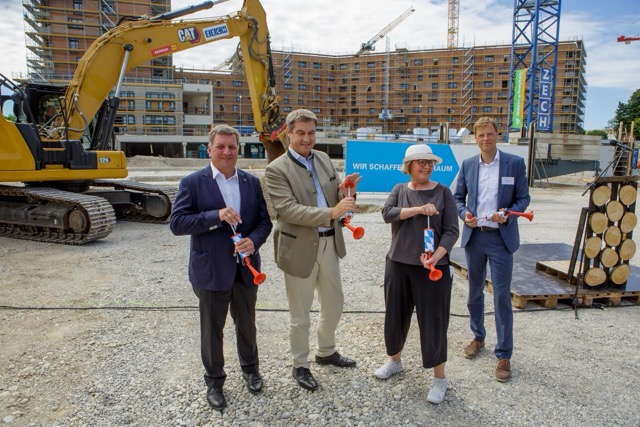 v. l. n. r.: Bauminister Christian Bernreiter, Ministerpräsident Dr. Markus Söder, Prof. Hilde Leon, Stadibau Geschäftsführer Andreas Nietsch